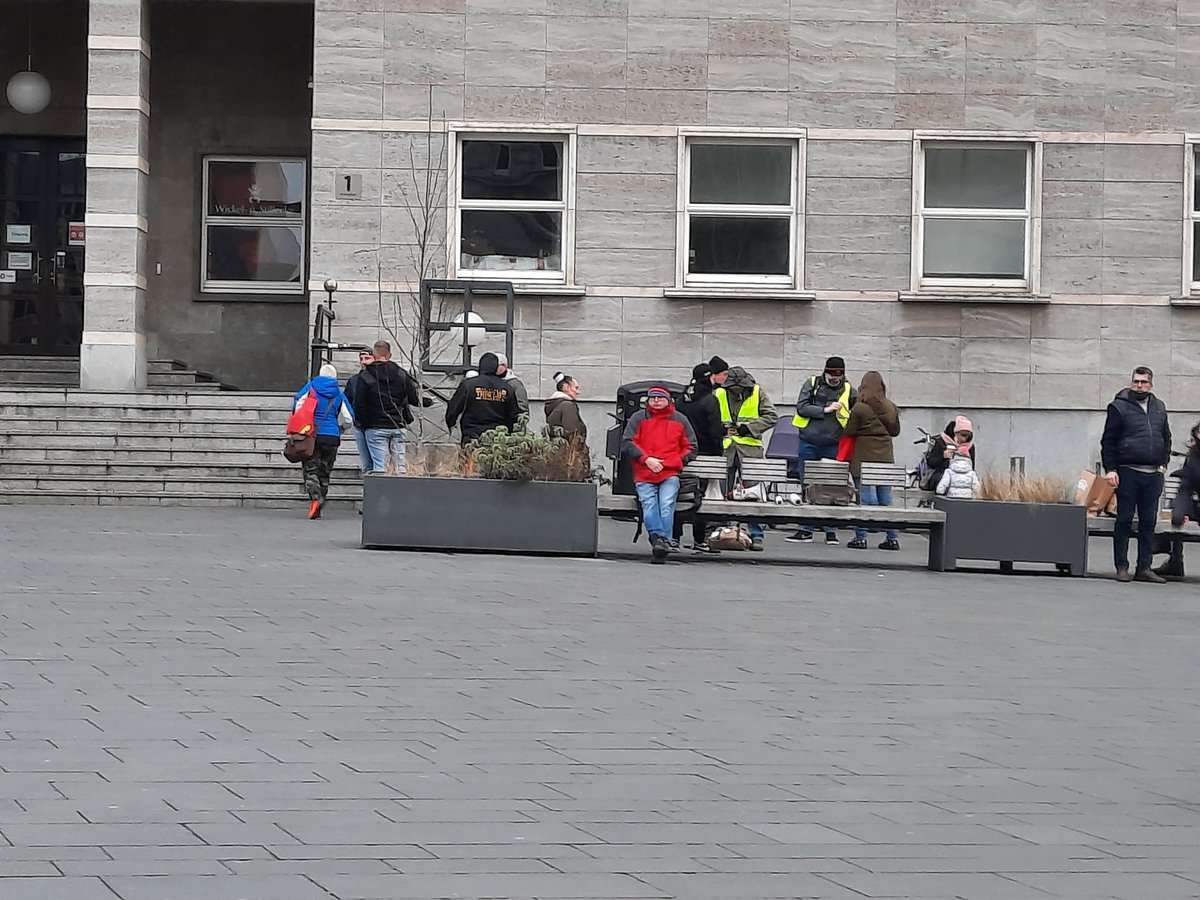 15:52 Direkt neben Sven Liebich, sammelt sich die Gruppe von Sandra Gabriel

#hal1501 #Halle #Querdenken #NoNazis #Antifa