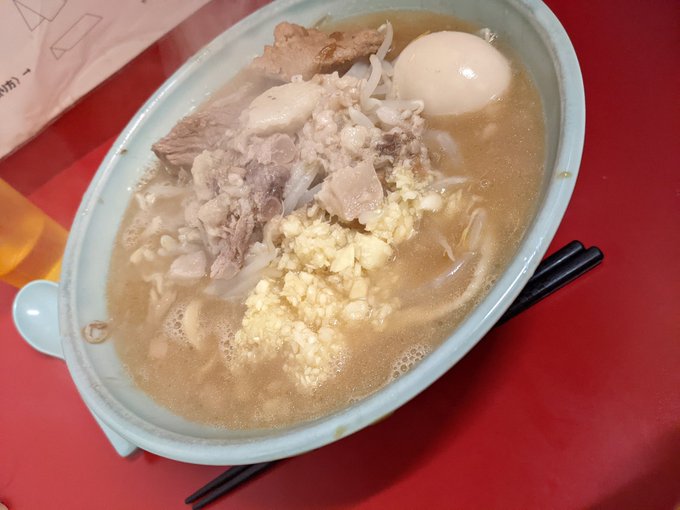 背中の影が伸びきるその合間に 逃げる
剥がれ落ちた羽にも気付かずに 飛ぶ

街角 甘い匂い 流涎 遠く向こうから
何処かで 聞いた様な 鳴き声

夜風が運ぶ淡い希望乗せて どこまでゆけるか
それを拒む様に世界は揺れて 全てを奪い去る
夢なら醒めた だけど僕らは
まだ何もしていない 進め 