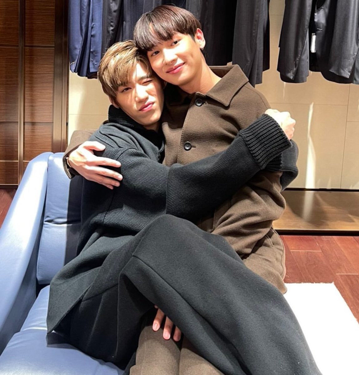 xxxsegt's tweet photo. 🐶 : ไง ไอ้พวกลูกแมว
🐕 : ชอบเวลาแมวขู่ มันน่า.. 
🐈 : งื้มมม พิน้องกันพวกหมาใหญ่มันชอบแกล้ง
😼 : เล็กพีไม่ต้องกลัวนะ พิจะปกป้องเล็กเอง เข้ามาดิไอ้หมาหน้าเต่า!

#คริสกัน #บิวกิ้นพีพี https://t.co/g5Wkef2AcI