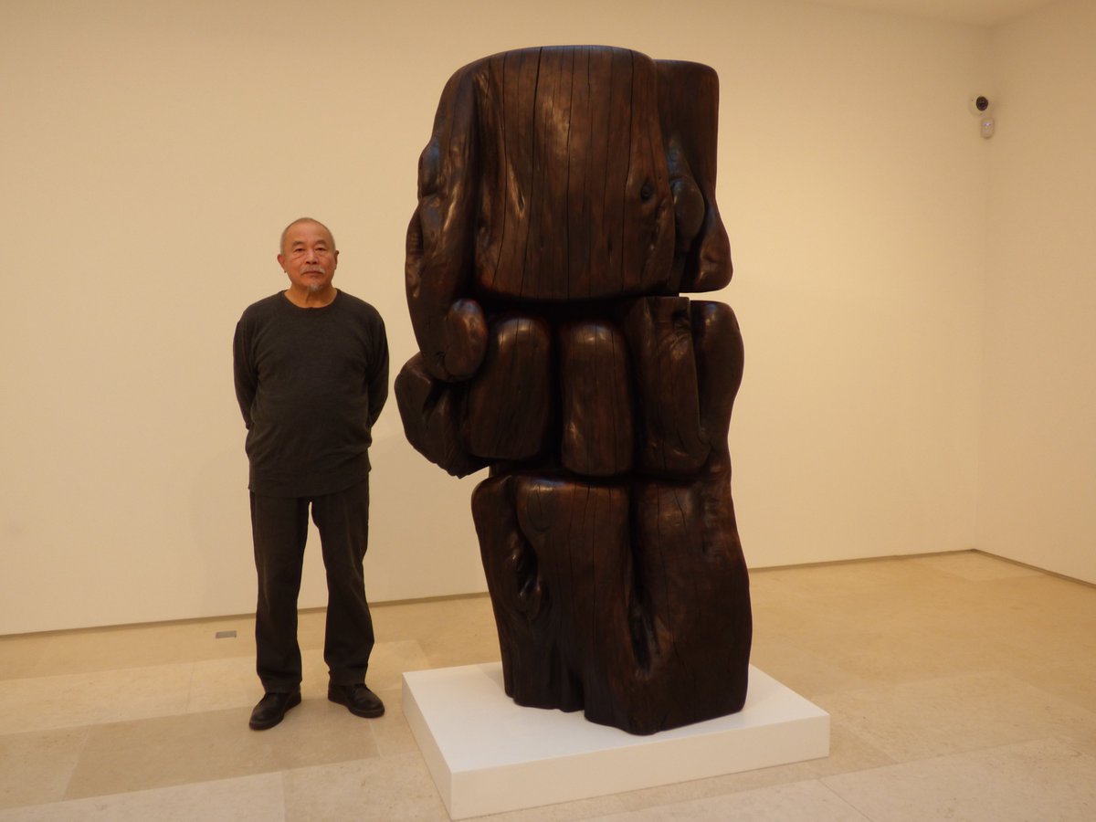 zhongguowenhua1's tweet photo. #WangKeping Wang Keping est à la Galerie Nathalie Obadia 91 Bd St Honoré, métro Miromesnil, Paris 8° pour le vernissage de son exposition "Métamorphoses" ; il pose ici devant "Si près deux cents ans".... https://t.co/Z94qYcV3MS