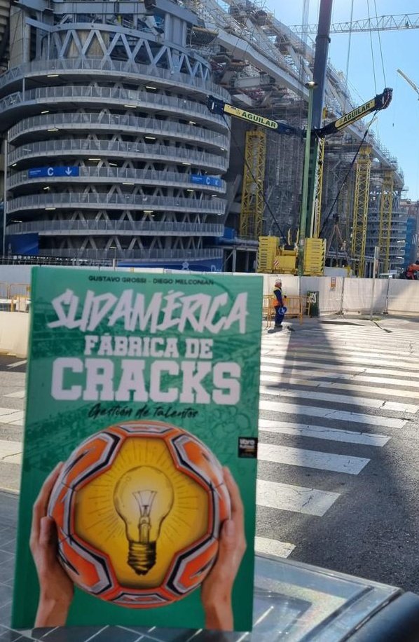 gustavitogrossi's tweet photo. Há 25 anos, meu sonho era trilhar o caminho do futebol, sem atalhos ou vantagens, e que essa história fosse interessante para contar a outros sonhadores.Hoje em MADRID essa visão que "diziam ser impossível" está na montra da melhor livraria do mundo segundo a minha paixão.✍ https://t.co/514qHB7WT1