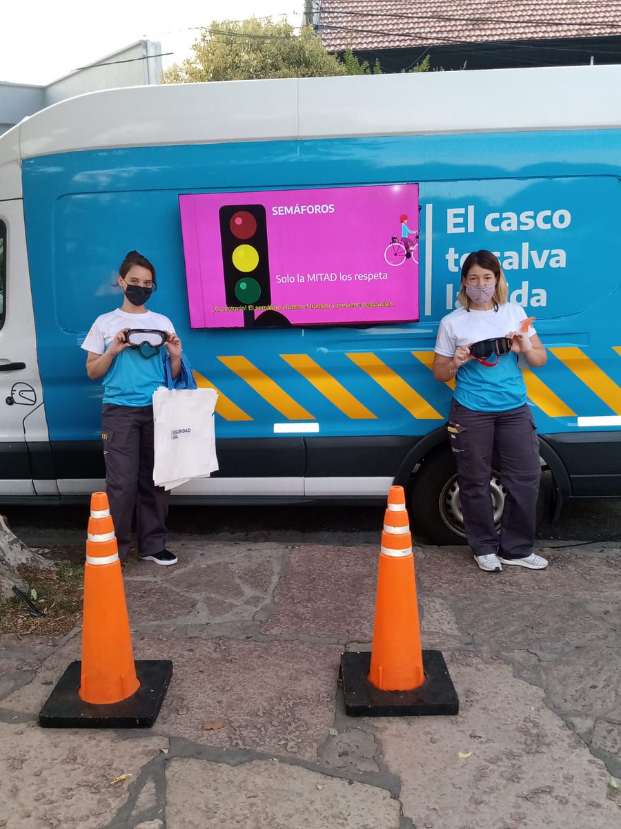 ANSV_Ar's tweet photo. En Mar del Plata, junto a @justiciaxyesica, participamos de la 7° edición del Día de la Salsa, con actividades de concientización sobre los efectos del alcohol al volante: los visitantes probaron los lentes que simulan la visión distorsionada.
#AlcoholCero 
#SeguridadVial https://t.co/ZkH7LlOBsZ