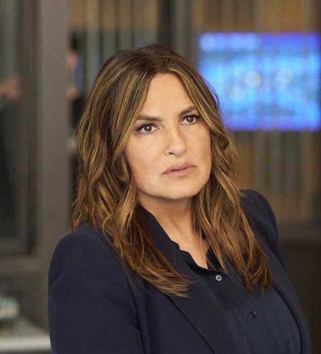 oliviaxstabler's tweet photo. I saw this on Facebook and I absolutely agree people out here praising Ellen Pompeo for playing Meredith Grey since 2005 but what Mariska Hargitay she’s been playing Olivia Benson since 1999 she deserves the same love and praise❤️❤️ https://t.co/02QddYTYnr