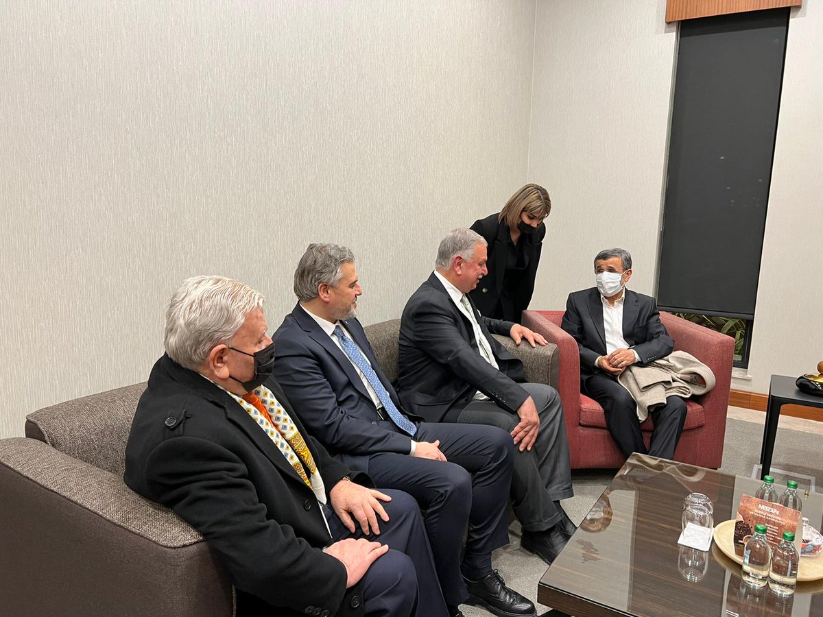 İran İslam Cumhuriyeti eski Cumhurbaşkanı,Kadim Dostumuz Sn.Mahmud Ahmedinejad Beyefendiye İstanbul'da nezaket ziyaretinde bulunduk.
İstanbul havalimanindan Tahrana uğurlarken,İran ile Türkiye'nin kardeşlik hukukunun önemini,D8 lerin gücünü konuşma imkanı bulduk...