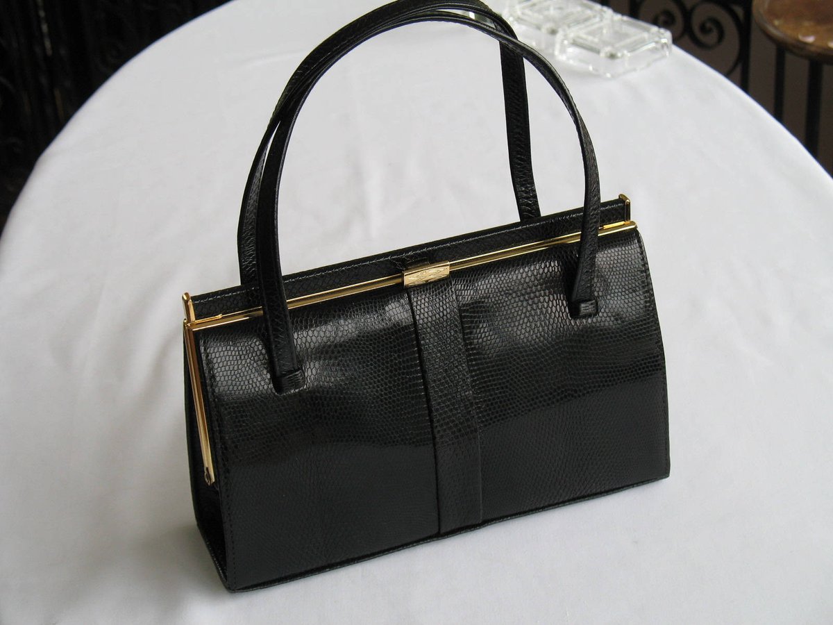 EdaRoseMilliner's tweet photo. Thanks for my buyer's kind words ,"This bag is simply stunning!! Very pleased with the efficiency of the seller, speed of delivery and the high level of quality of the item. Excellent communication and help from seller about the ongoing care of this item . https://t.co/S58vmnU8TJ