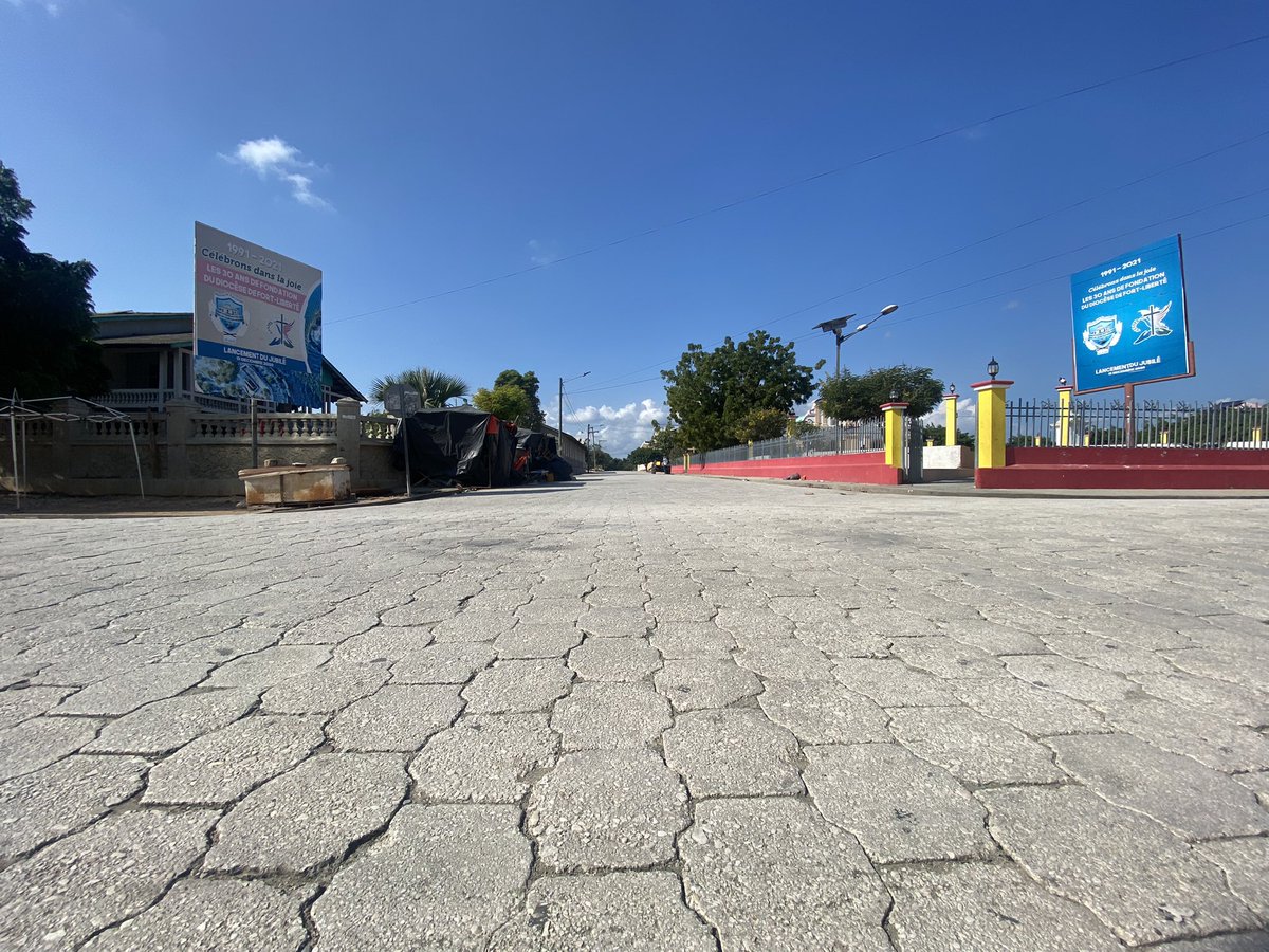djecee's tweet photo. Fort Liberté est, de loin, la ville la plus propre et la plus calme du pays. Un véritable havre de paix! ❤️

Je parle en connaissance cause car je voyage constamment à travers nos 10 départements géographiques. 

Bravo aux Fort-Dauphinoises et Fort-Dauphinois 👋🏾👋🏾👋🏾

📸 by me. https://t.co/4gyP8BPkte
