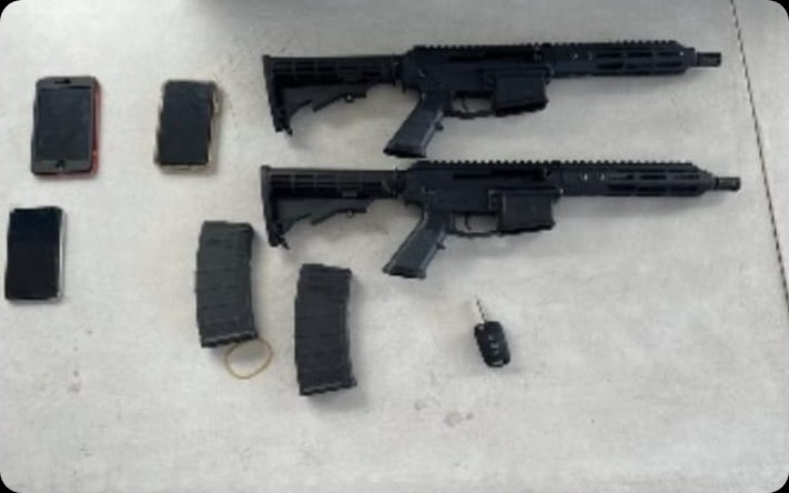 PoliciaRD's tweet photo. 🚨 Tras labor de inteligencia| Fueron apresados ayer tres hombres a bordo de un vehículo que se disponían a vender dos #fusiles de manera clandestina en el municipio de Las Guaranas, en San Francisco de Macorís, provincia Duarte.

Detalles: https://t.co/nRhAo78y9F

#PNenAcción https://t.co/WxuWuGsNvh