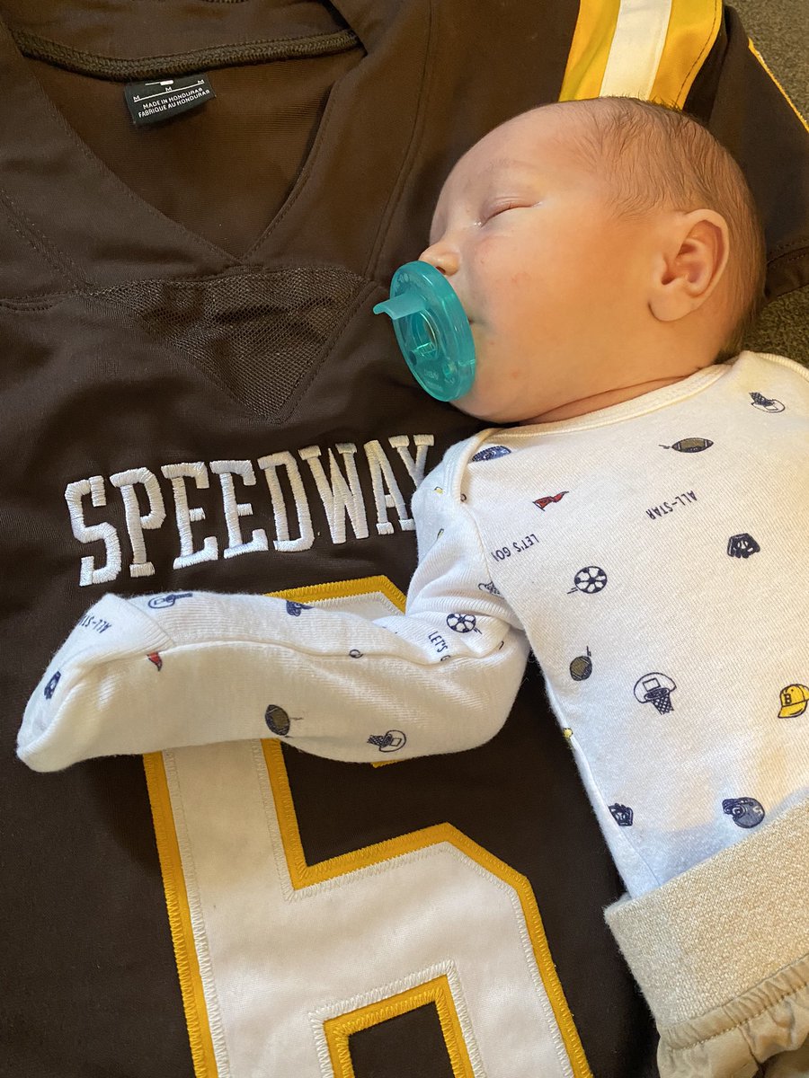 Coach_Easy_EJ's tweet photo. These 2 future Plugs enjoyed a little Saturday Matinee as @PlugsDWC gets a dominate W over Union County @SparkplugSports #PlugNation ๐๐ https://t.co/nTAlFLcGqw