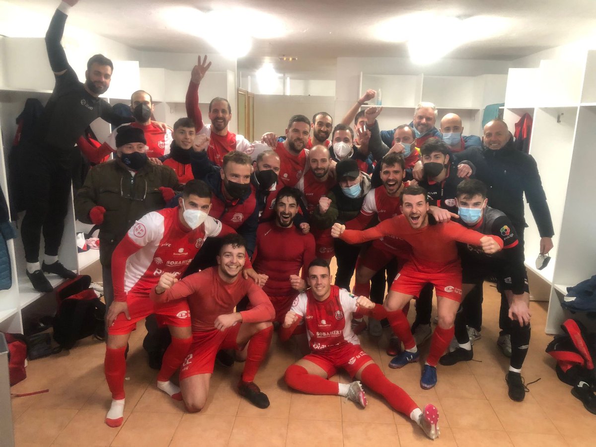 El_MagoTorres's tweet photo. Conseguir 3 victorias seguidas en el fútbol actual no es sencillo, y para nosotros un equipo humilde y jugando hace 2 días lo es aún más. Enhorabuena a todos los que formáis parte de esta FAMILIA ROJILLA. 🔴🔴. A seguir 💪💪. ¡¡Aupa Sporting @CDTorreperogil !!🔴 https://t.co/CDVPDjFP4X