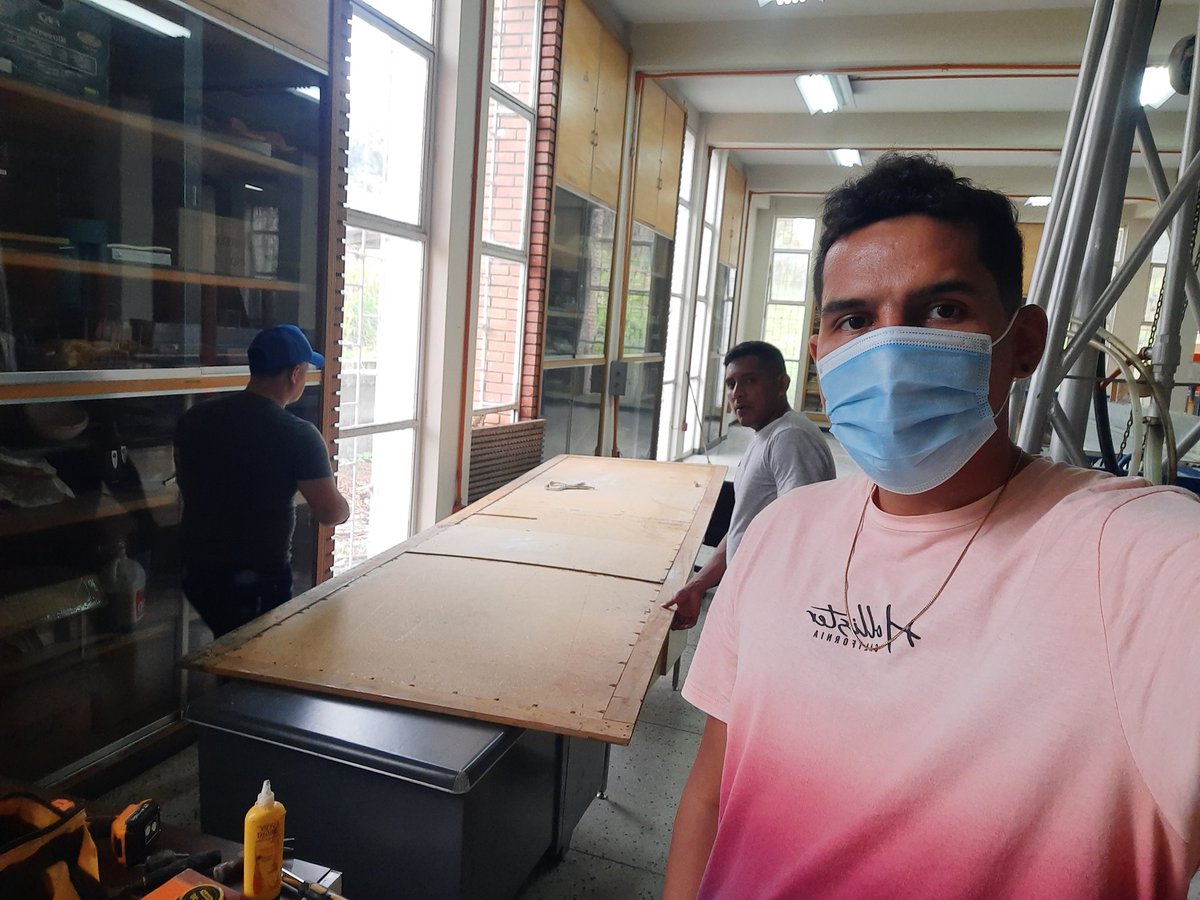federicobv20's tweet photo. Hoy Sábado 15-01 estamos haciendo Instalación de Pizarra en el Laboratorio de Hidráulica. Así se verán beneficiado más de 150 estudiantes que podrán ver sus clases en un ambiente adecuado a la bioseguridad. 

#ula
#Universidad
#Ingenieria https://t.co/ouHIFwnPz0