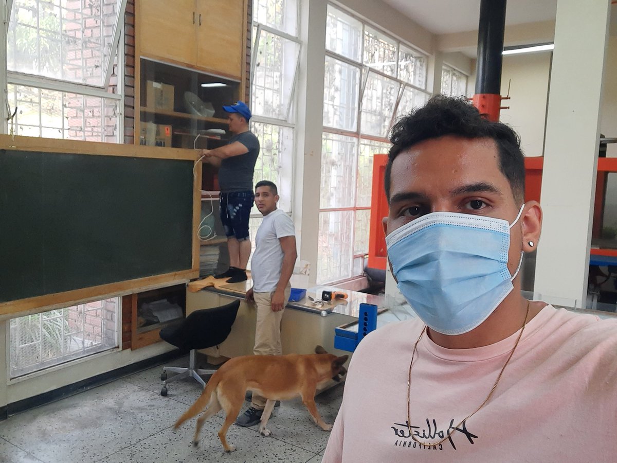 federicobv20's tweet photo. Hoy Sábado 15-01 estamos haciendo Instalación de Pizarra en el Laboratorio de Hidráulica. Así se verán beneficiado más de 150 estudiantes que podrán ver sus clases en un ambiente adecuado a la bioseguridad. 

#ula
#Universidad
#Ingenieria https://t.co/ouHIFwnPz0