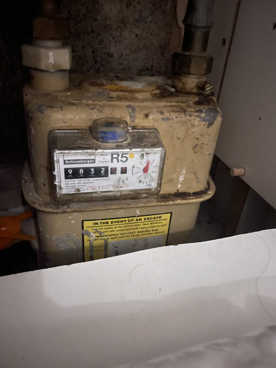 12Clarkey_'s tweet photo. @SP_EnergyPeople original meter reading in October didn’t register properly and now this one makes it look like we’ve used too much. We know we haven’t as we didn’t have gas for 2 weeks due to a broken boiler (only thing that uses gas!) 1st pic 19/10 &amp; second today. https://t.co/k9CRFc8ECb