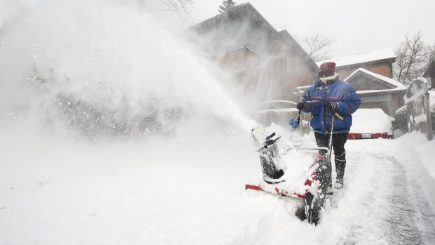 CTVNews's tweet photo. Big winter storm headed towards Ontario could dump 40 cm of snow in some areas https://t.co/R2O6vFUxrE https://t.co/hHJ4KirDWZ