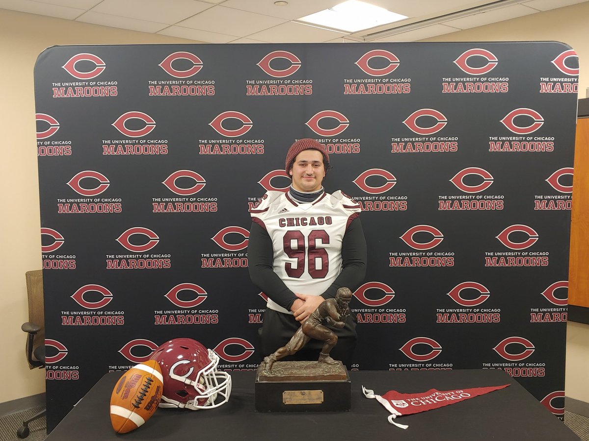 ChakoU_96's tweet photo. Had a great time with @UChicagoFB yesterday! Thank you @CoachDerickson @FB_Coach_Wilk @Coach_Cutty for making it a great visit. https://t.co/zFhxvOehu2