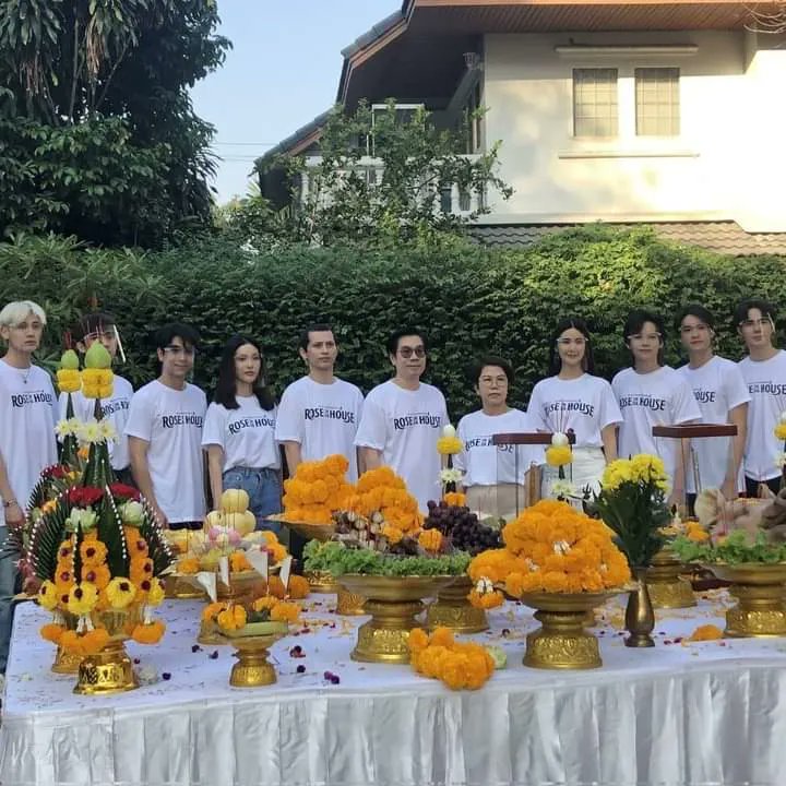DeliciososBL's tweet photo. [📑ACTUALIZACIÓN]

Se llevó a cabo la ceremonia de bendición de miniserie #RoseInTheHouse antesala a #BeMyBoyfriends2

🎬 Trailer 🔜 https://t.co/32Ls6z6Li4

#DeliciOsosDelBL 🐼🏳️‍🌈🐻 https://t.co/P2rk6HXF6s