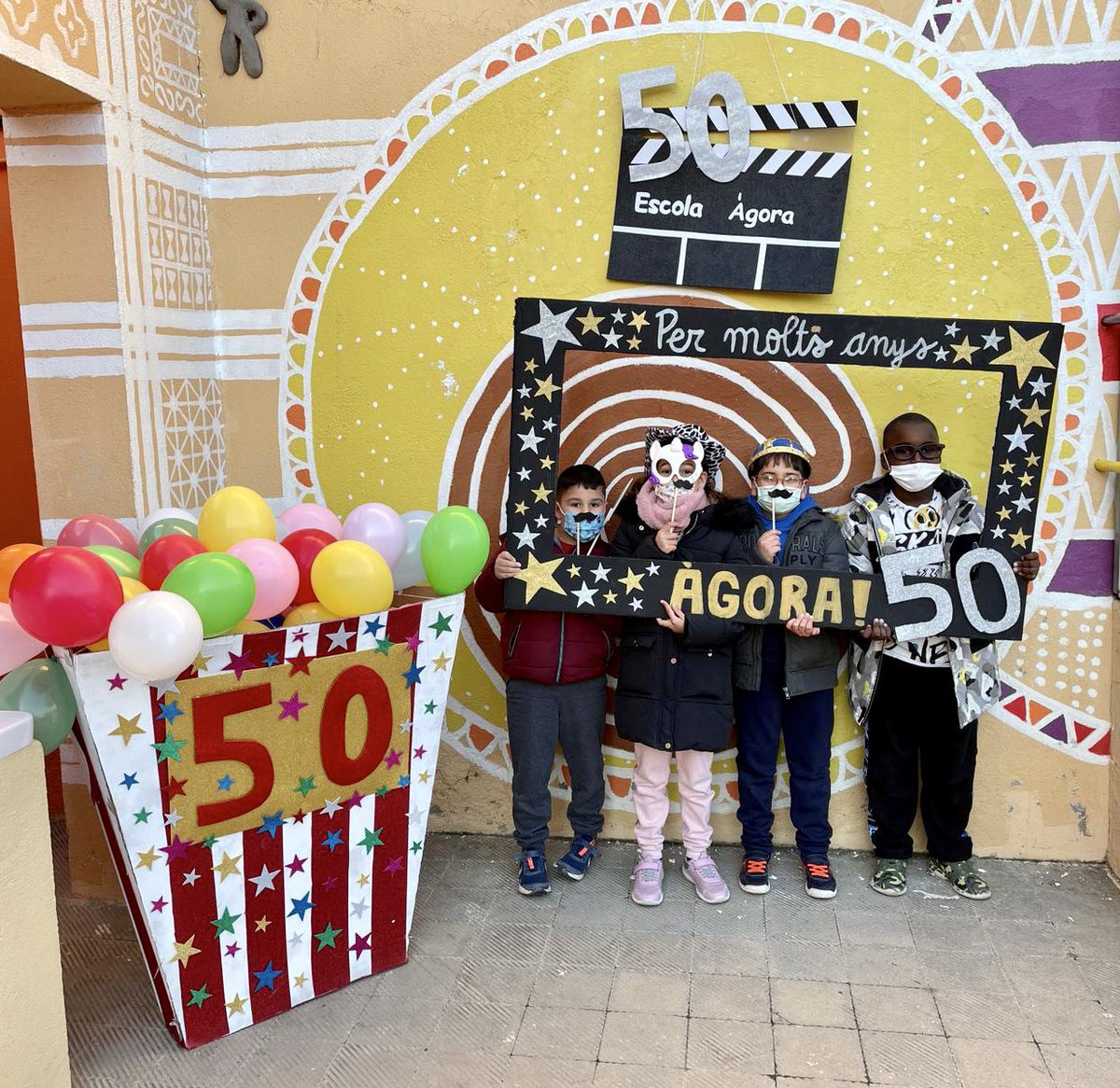 🎂 Avui fem 5️⃣0️⃣ anys 🎂

🥳 I ahir vam celebrar l’aniversari de l’Àgora amb molta emoció 🎊 amb:

🍫🥮 Una xocolatada amb coca
📝📦 Una càpsula del temps
🎶🎤 L’himne de l’escola
💃🏽🕺🏼Gresca i xerinola

#50anysfentescola #50èaniversari #aniversariÀgora