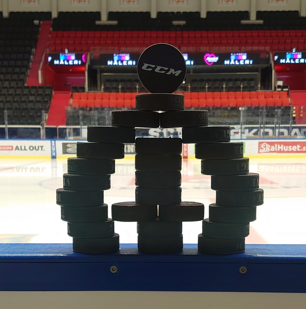 Bacciskungen's tweet photo. Lite av det man som matris kan roa sig med inför J18 & J20s matcher på eftermiddagen idag.
#twittSSK #SSKJ18 #SSKJ20 #puckstack #pucktower #pucktorn https://t.co/GCS9OoluHz