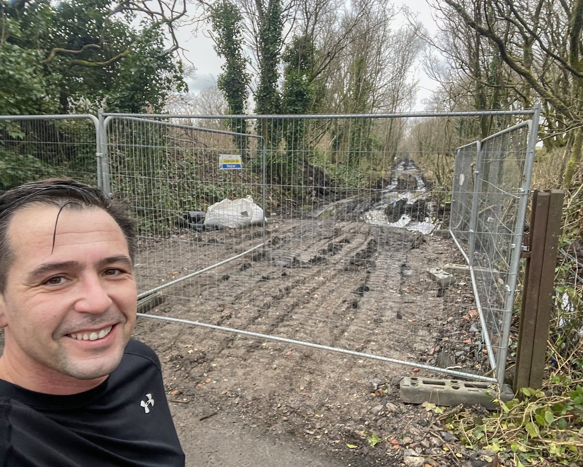 CllrAStevens's tweet photo. Another 9 miles done for @_Run1000.
Up to 51 miles so far this month for #Teamwales.
Quick stop at the new #activetravel route that will soon connect #Grovesend to #Pontarddulais an outstanding asset for our community.
๐
https://t.co/9PHcklpufW https://t.co/IMsNZLtfwH