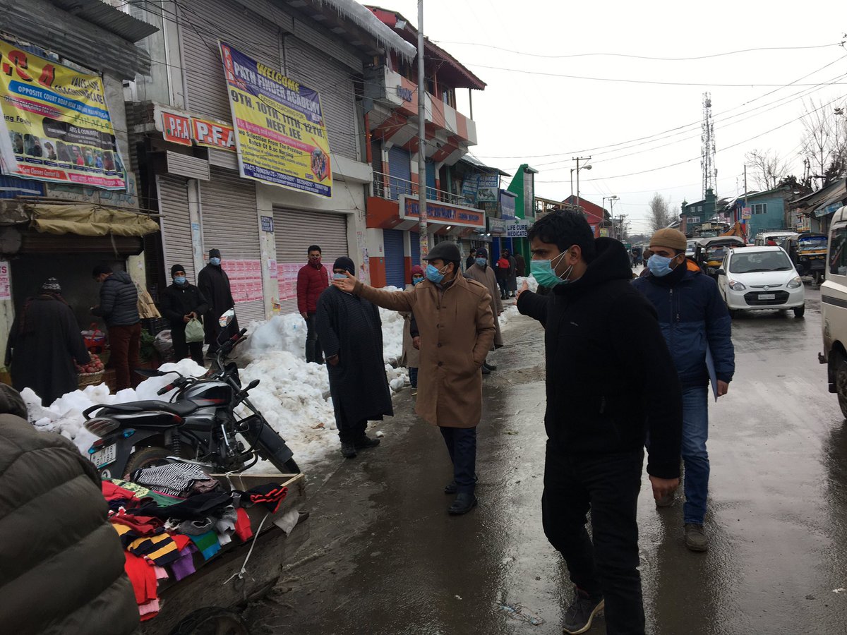 TehsildarKulgam's tweet photo. CAB enforcement. People are requested to follow guidelines in letter and spirit. Micro containment zones also looked after as per SOPs. #MaskupKulgam #SurgingOmicron https://t.co/rdZitpbZjz