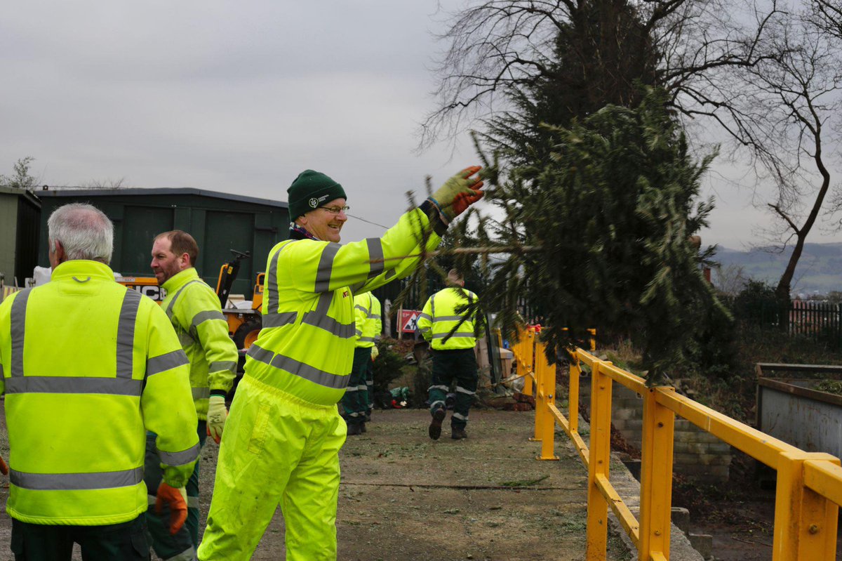 ECHospice's tweet image. Day 1 is complete and we’re halfway through the 2022 Christmas Tree Collection! 🙌
The trees we collect are taken to a special depot where they’re then reduced in size either by chipping or mulching, operated by our partner, @ANSA Environmental Services. 🎄