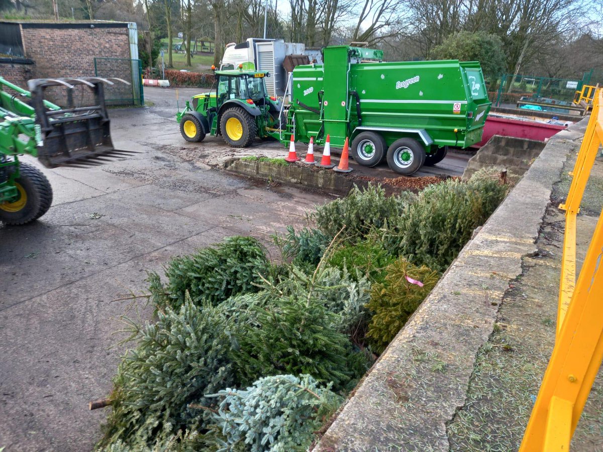 ECHospice's tweet image. Day 1 is complete and we’re halfway through the 2022 Christmas Tree Collection! 🙌
The trees we collect are taken to a special depot where they’re then reduced in size either by chipping or mulching, operated by our partner, @ANSA Environmental Services. 🎄