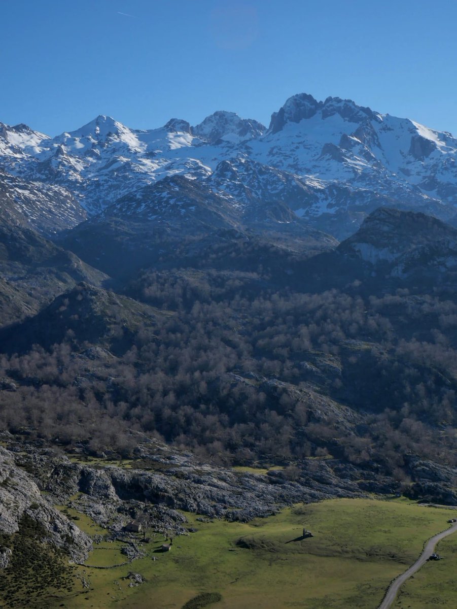 C35368314's tweet photo. @eltiempotpa Dia espectacular ainque muy frio, vista de la Torre de Santa María y Los Traviesos desde la Porra de Enol. https://t.co/6b25Fviyz2