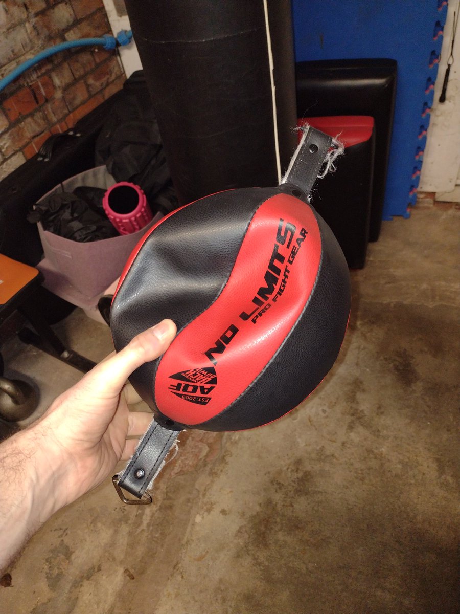 BATCH_ST's tweet photo. RIP boxing bag. Just couldn't take the savage power I was dishing out. 👊🥊 What's the best make of these that last? #boxing https://t.co/vQ8SQ6VT4M