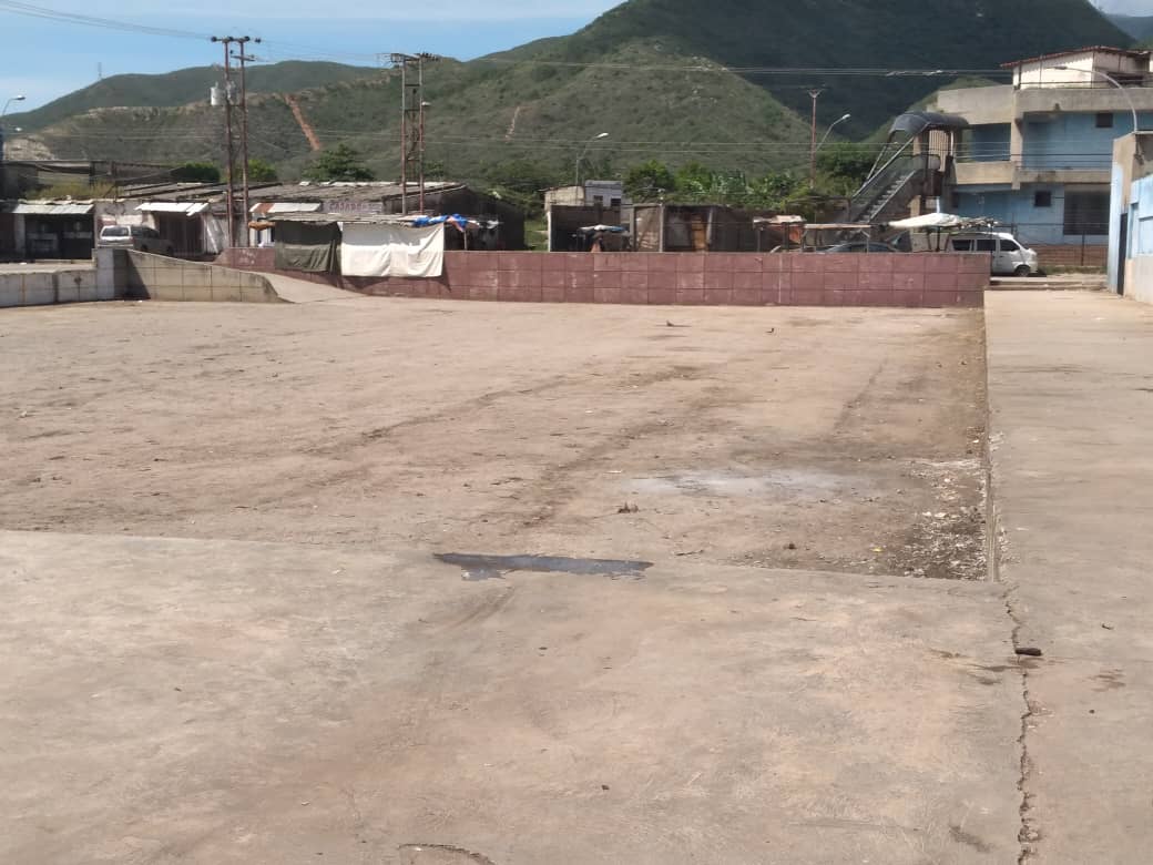 CruzLairet2021's tweet photo. Hoy estuvimos con las cuadrillas del servicios públicos haciendo mantenimiento de los alrededores del Mercado Municipal de los Conejeros. A los comerciantes y usuarios del mercado les hago un llamado para la organización y cuidado con sentido de pertenencia de esos espacios. https://t.co/YHnV2EK1Y6