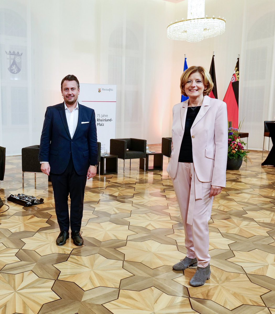 Ich durfte dieses Jahr den Neujahresempfang moderieren und gemeinsam mit der Ministerpräsidentin viele spannende Gäste treffen und Talks führen sowie über die Veränderung der Medienlandschaft und über neue Trends im Bereich der  Digitalisierung sprechen.

#Neujahrsempfang #RLP