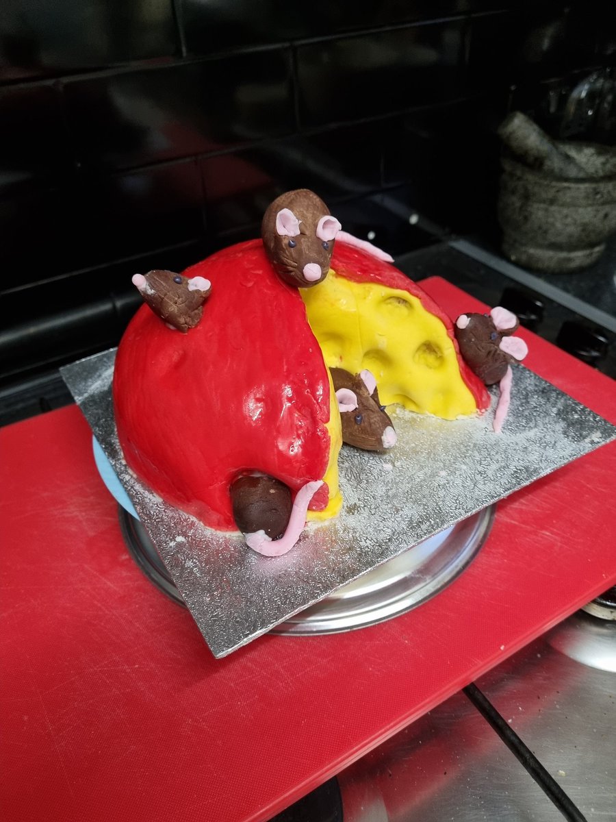 nerdbirdno1's tweet photo. Back and front of cake....
Be kind!! 

#beenbaking https://t.co/bJSpFwnviR