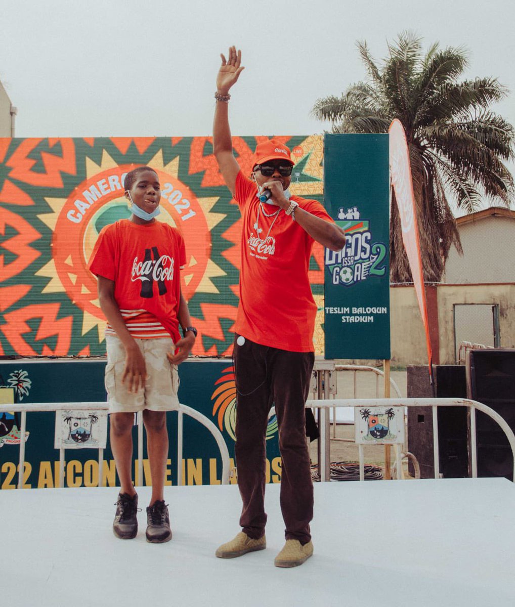 olaniyi_apanpa's tweet photo. #AFCON2021 

HT: Nigeria 2 : 0 Sudan 

Lagos fans getting refreshed by @CocaCola_NG while enjoying the game on the big screen at #lagosisagoal fan park.

#issagoalwithcocacola 
#realwonder 
#CocaColaNG https://t.co/mf1ndCkMdf
