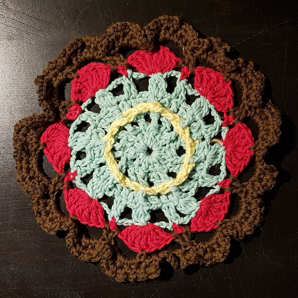 JustMe_HH's tweet photo. vorhin durch mein neues Häkelbuch geschmökert und mich instant in das Distelmuster verliebt. Ergebnis: ich hab nun ein #Distel #Deckchen 🤗
#Häkeln https://t.co/9CSwdXeHVI