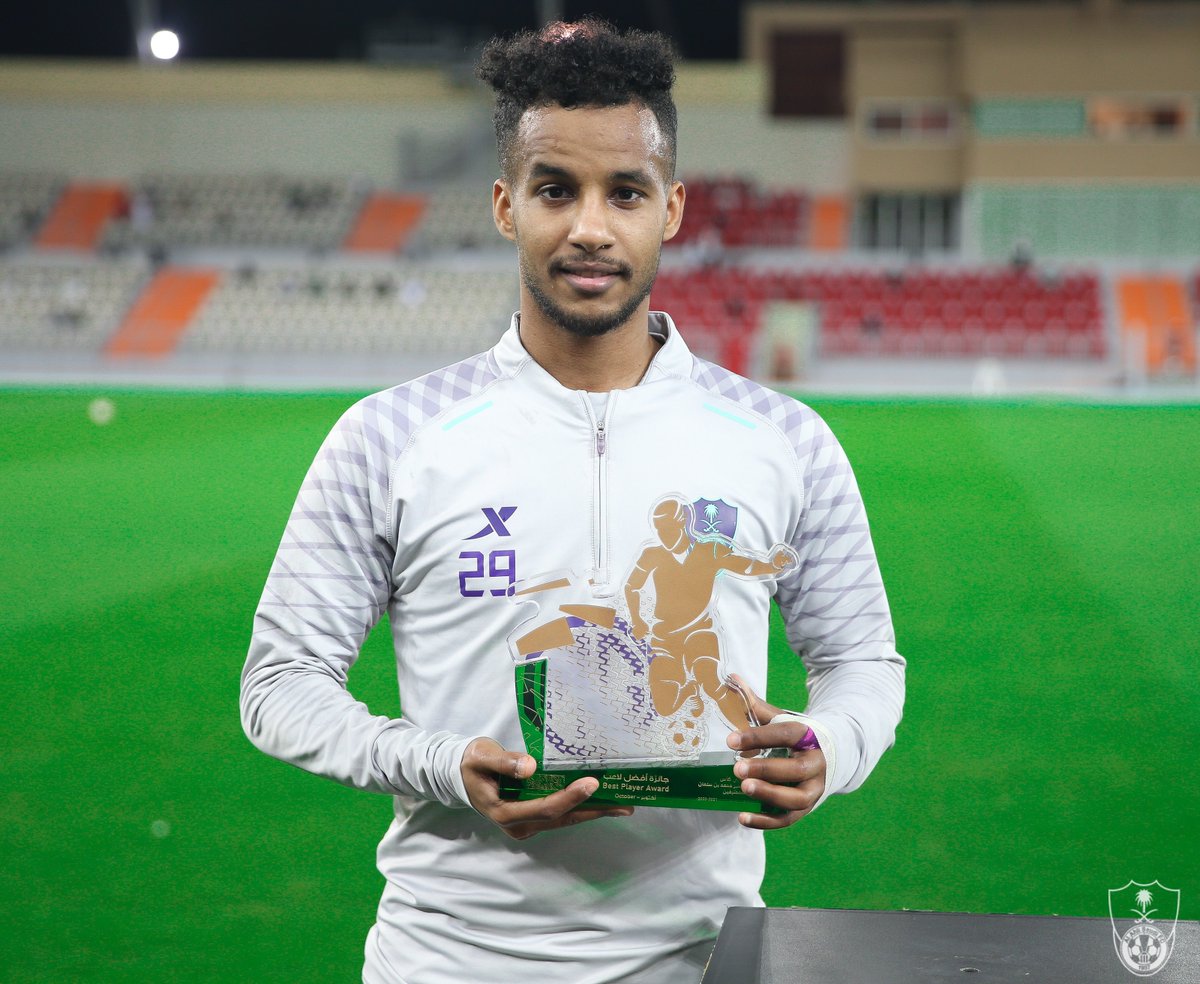 ALAHLI_FC's tweet photo. نجمنا اللعيب عبدالرحمن غريب، يتسلم جائزة أفضل لاعب عن شهر أكتوبر 2021 💚🤩📸

@A_ghareeb29 
@SPL https://t.co/3LYH3dwlwf