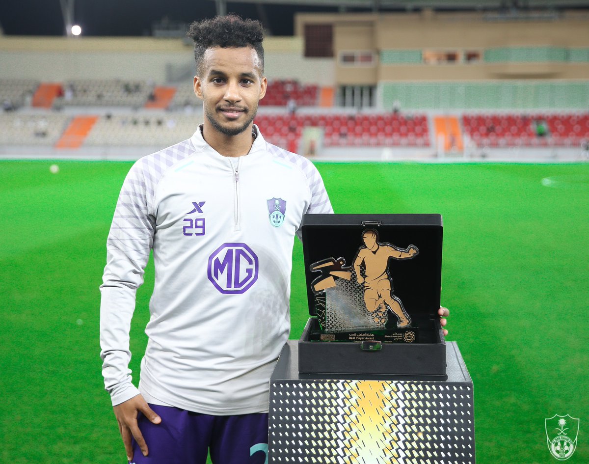 ALAHLI_FC's tweet photo. نجمنا اللعيب عبدالرحمن غريب، يتسلم جائزة أفضل لاعب عن شهر أكتوبر 2021 💚🤩📸

@A_ghareeb29 
@SPL https://t.co/3LYH3dwlwf