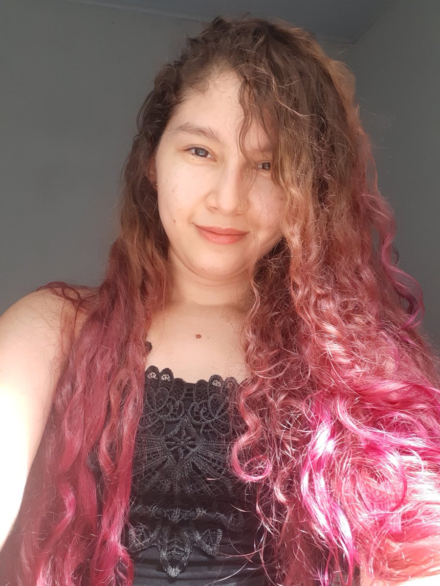 taylajohana's tweet photo. Tem gente que olha pra mim e diz assim: "Já tá pronta só esperando o Carnaval."
Pois sinto informar que pra mim não é Carnaval e eu vou manter essa cor o ano inteiro só pra mostrar isso.
#pinkhair #professora #meuestilo https://t.co/U6QaWlsUl0
