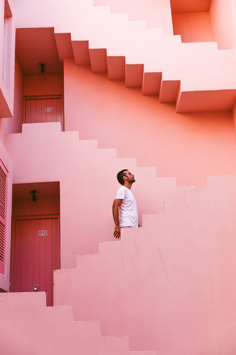 Le légendaire architecte Ricardo Boffil est mort. Il est avait 82 ans 🕊 J’avais adoré découvrir l’une de ses œuvres : la Muralla Roja 🏙