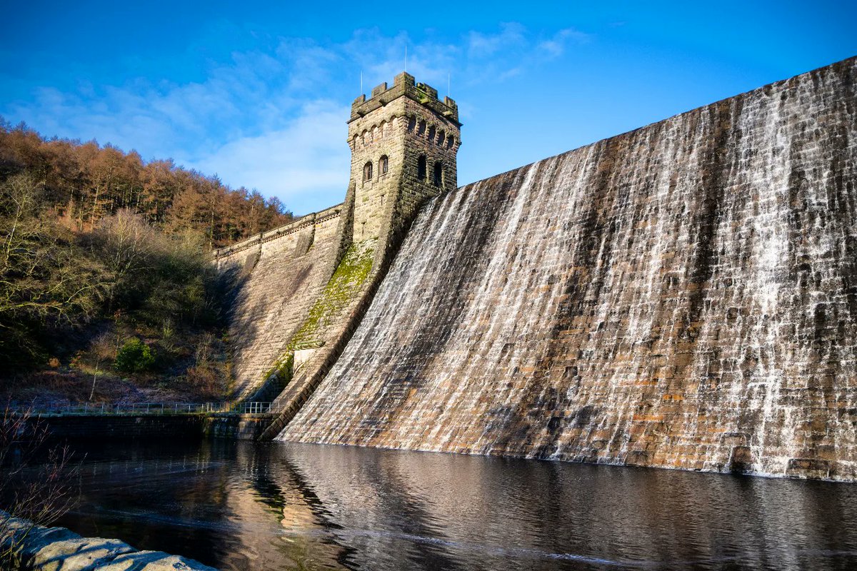 dbimages3's tweet photo. Early start in the Peak District meant a stunning sunrise at Winnats Pass and beautiful views at Derwent Dam 🌄🥶 https://t.co/yjiytG4HMH