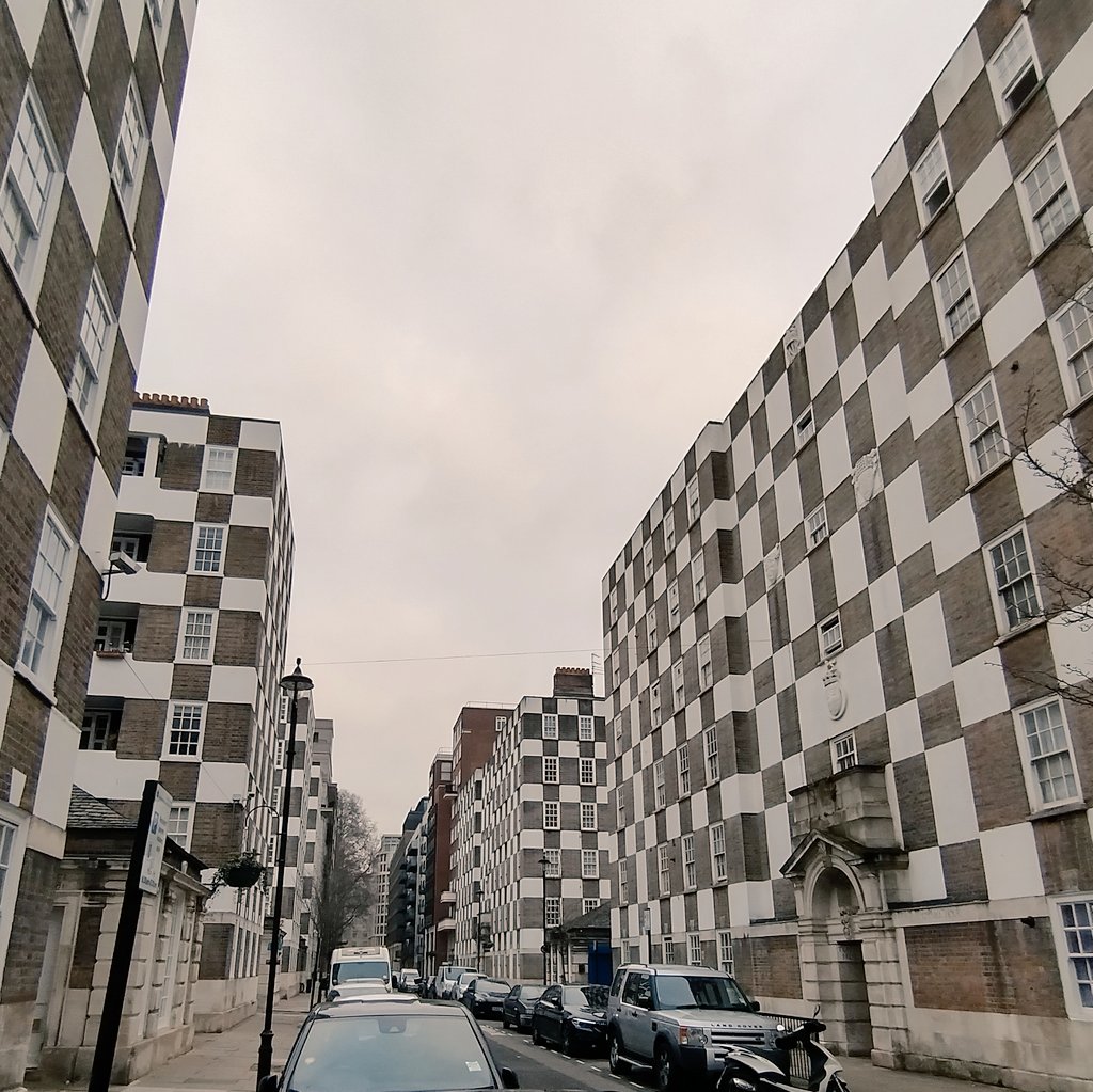 La vivienda social de Sir Edwin Lutyens en Paige Street (Londres, 1928-30).
Maravilloso e inclasificable.
#Arquitectura
#BuenSábado