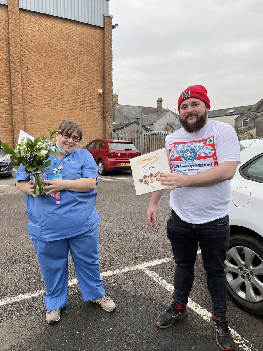 MintysGigGuide's tweet photo. WELL, THATS ME BOOSTED ⚡️💉⚡️💉⚡️💉

The NHS are heroes. Plain &amp; simple. They’re working tirelessly to make sure we’re all protected and safe…&amp; I’m beyond grateful for that alone.

(Worth a read on how incredible @CV_UHB workers really are tho) 👇

Cc: @LosCampesinos @edsheeran https://t.co/8fZ3plNCSD