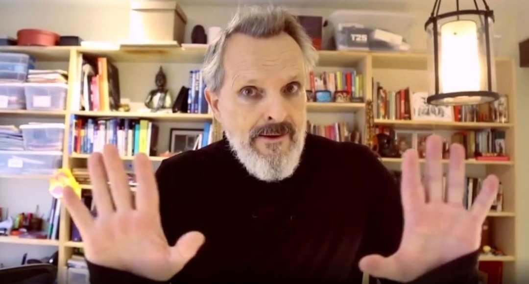 Lo de Miguel Bosé no es culpa de él, ni de su camello, es culpa de todos los medios que le plantan un micrófono delante y le ríen las gracias cuando habla de lo primero que se le cruza entre las dos neuronas sanas que le deben quedar.