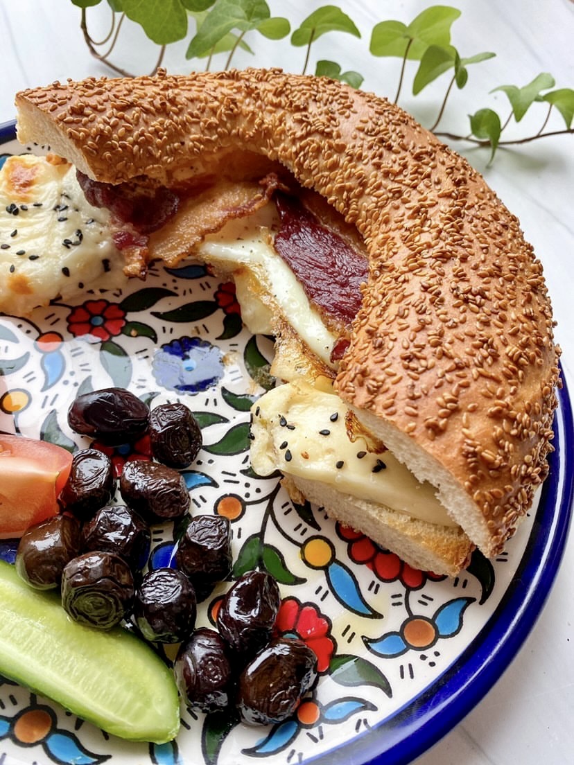 AlSafaFoods's tweet photo. Happy #NationalBagelDay 🥯 A Mediterranean twist on a classic egg & cheese breakfast sandwich!! Al Safa’s Hickory Smoked Breakfast Beef Strips was a satisfying crispy addition on this cheesy and toasty Jerusalem Bagel!! #alsafafoods #halal #bagel #breakfastbeef #beefbacon #bacon https://t.co/pTaKBEhUXh