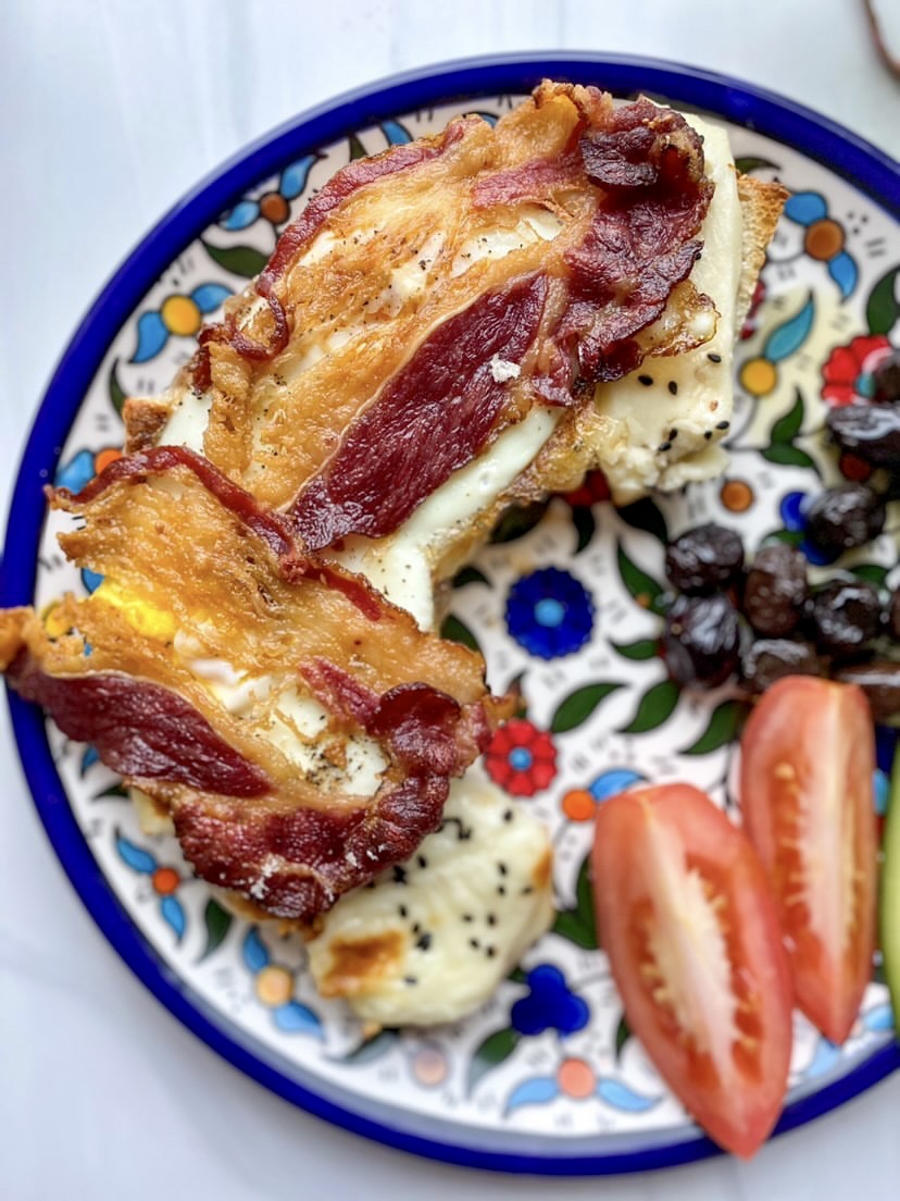 AlSafaFoods's tweet photo. Happy #NationalBagelDay 🥯 A Mediterranean twist on a classic egg & cheese breakfast sandwich!! Al Safa’s Hickory Smoked Breakfast Beef Strips was a satisfying crispy addition on this cheesy and toasty Jerusalem Bagel!! #alsafafoods #halal #bagel #breakfastbeef #beefbacon #bacon https://t.co/pTaKBEhUXh