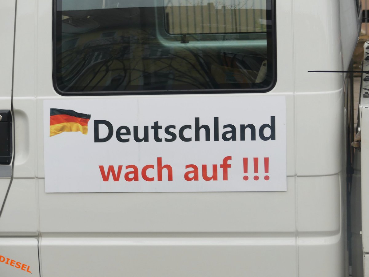 street_moshpit's tweet photo. Insgesamt ein überraschend ruhiger Tag. Die Polizei wollte es wohl nach Montag auf keinen Fall drauf ankommen lassen. Es bleibt abzuwarten, wie sich die kommenden "Montagsspaziergänge" entwickeln werden. Hier noch ein paar Bilder (6) #da1501 https://t.co/vkZGOKkxO1