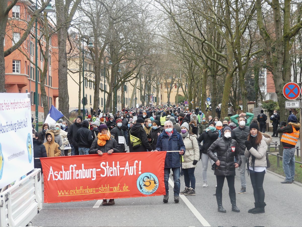 street_moshpit's tweet photo. Insgesamt ein überraschend ruhiger Tag. Die Polizei wollte es wohl nach Montag auf keinen Fall drauf ankommen lassen. Es bleibt abzuwarten, wie sich die kommenden "Montagsspaziergänge" entwickeln werden. Hier noch ein paar Bilder (6) #da1501 https://t.co/vkZGOKkxO1