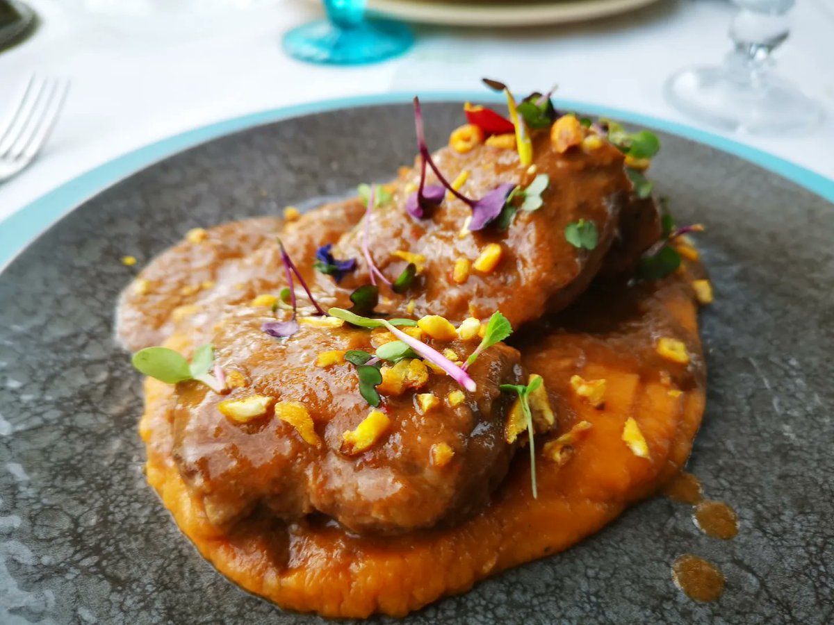 "Un pequeño restaurante entre viñedos". by @quintasanamaro
Disfruta de la gastronomía en un entorno único.

Quinta de San Amaro también es un pequeño restaurante abierto a todo el público, con magníficas vistas sobre el valle del Salnes.