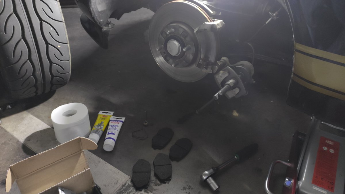 VictorVector_'s tweet photo. Brake pad replacement in the Miata.😎👌 
Almost 3 hours of work, I really need to up my game.😓
Swapped in good performance/track @FerodoBrakes DS2500 pads, since @ebcbrakesuk  doesn't know how to make its #yellowstuff compound reliable for track and road use. https://t.co/Ai9rh3o3Sk