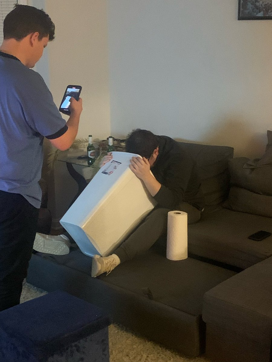haha_denny's tweet photo. 2 types of friends in this world https://t.co/RkbGp0SXVV