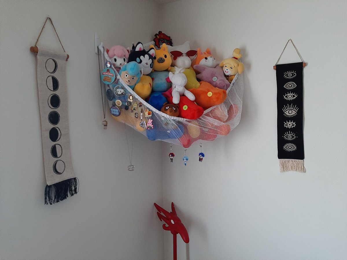 N0VACANIS's tweet photo. Rehomed my Scalemates and added extra friends with them ❤
Feels good to change up my bedroom and to have a place for pins/buttons/charms 🌟
#plushies #scalemates #stilltrashafteralltheseyears https://t.co/mV72g1hjUe