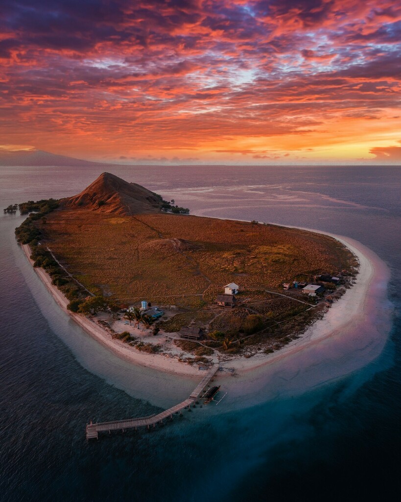 TomasWilliamsA's tweet photo. So excited to have another editing FFA! Thank you @jordhammond for bringing this to us! 🙏

📷 @jordhammond 
🎨 @tomaswilliamsa 

#DroneFFA #indonesia #kenawaisland #dronephotography #justgoshoot #goexplore #createexplore #instagood #thecreatorclass #li… https://t.co/80KFaRC9C0 https://t.co/xn1U3iMNCr