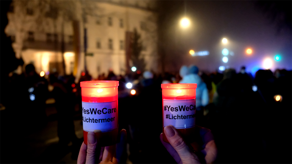 #YesWeCare #Klagenfurt #YesWeCareKlagenfurt #Celovec #Lichtermeer vor der Landesregierung - Danke allen die dabei waren! Danke an <a href="/LandauDaniel/">Daniel Landau</a> und <a href="/RollingSohn/">Roman S</a> für die erste Idee! Danke den Organisatoren in Klagenfurt!